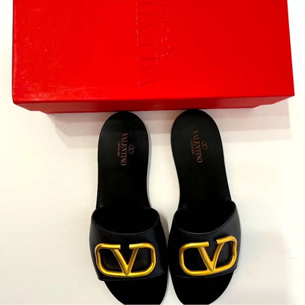 Valentino Garavani V Logo ‘22 slides